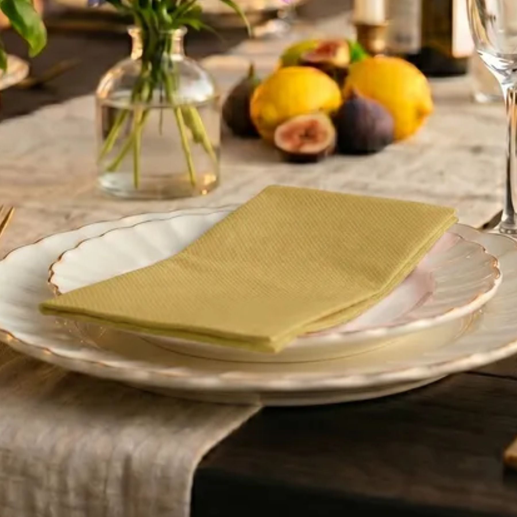 GOLD Disposable Dinner Napkins — Cloth-Like Airlaid 16x16"